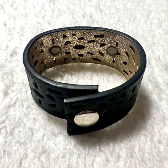 Black Leather Snap Button Strong Oval Silver Tone Bracelet - Picture 4 of 7